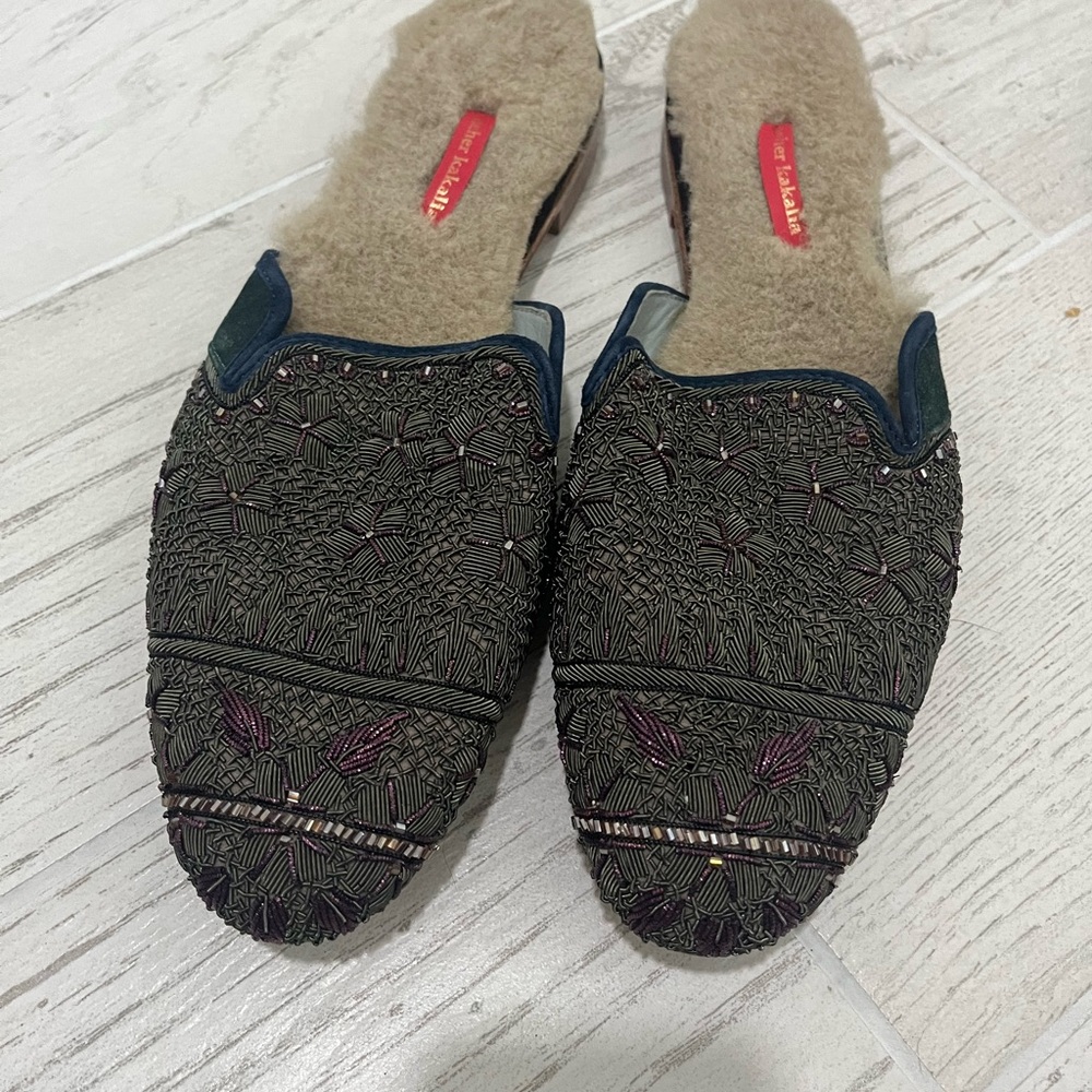 Meher Kakalia Queen Delfi slides, NWOT, size 41
